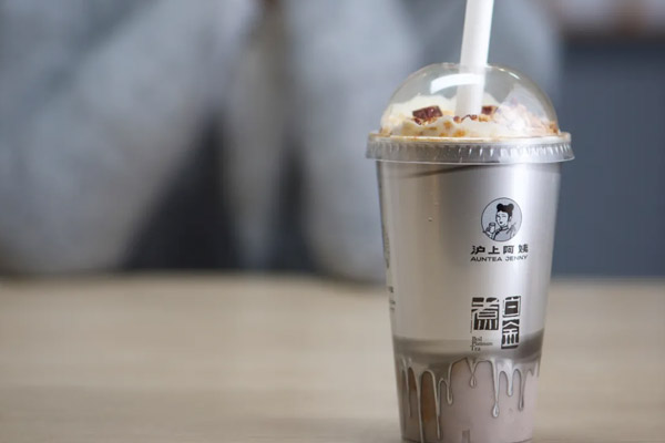 茶饮创新深陷“小料内卷”，沪上阿姨欲掀起茶底革命