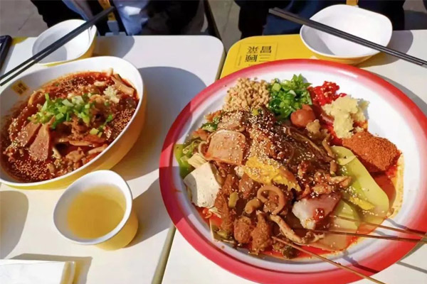 盘盘麻辣烫走红，餐饮“混血”品类将成为趋势？