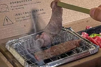 纸盒里吃烤肉，现在流行“自嗨炉”