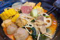 四川麻辣烫VS东北麻辣烫，真的只差一勺麻酱吗？