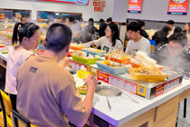 人均低至30元，年轻人排队吃！一批旋转小火锅在全国“翻红”