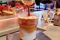 “茶拿铁”悄然起势？专门店日出杯近1000，霸王茶姬也曾试水